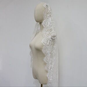 Elegant Vintage Floral Lace Mantilla Veil